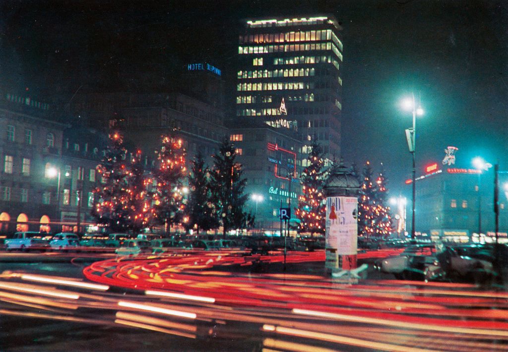 Trg Republike (današnji Trg bana Jelačića) oko 1965. godine. Noćna panorama (C)